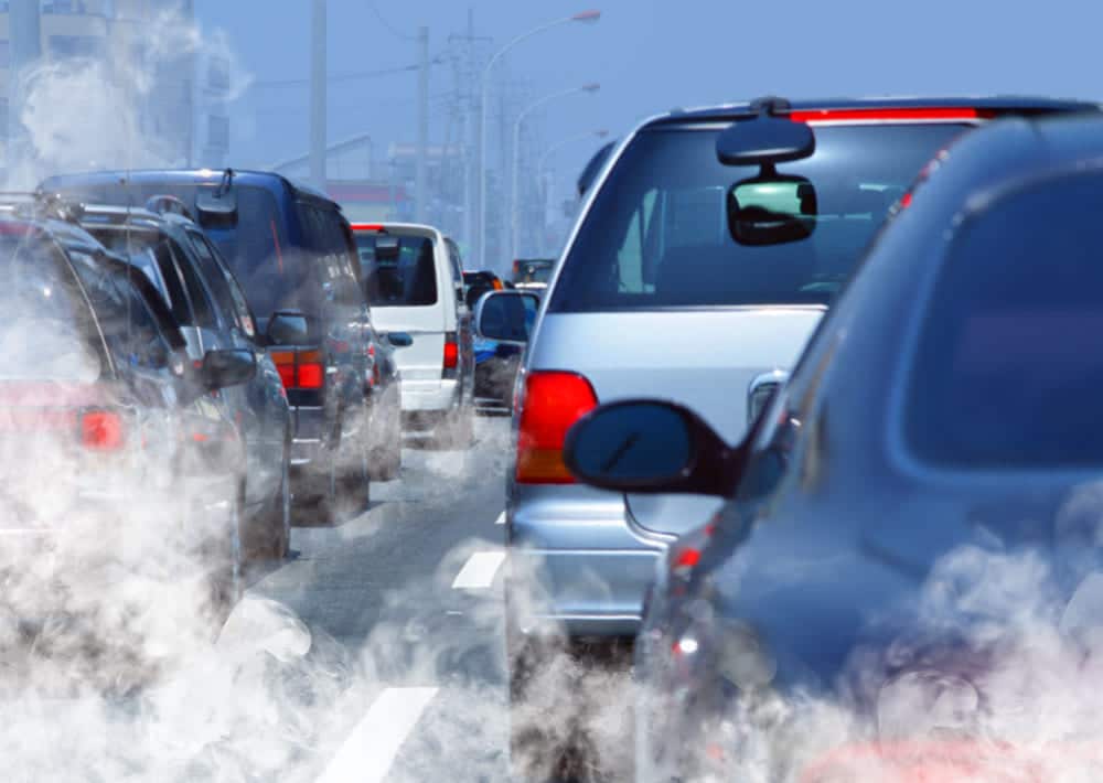automobili con inquinamento da emissioni di NO2 dai tubi di scappamento
