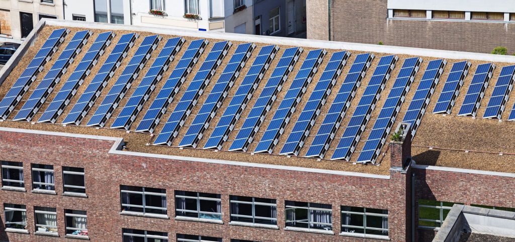 energia-rinnovabile-italia-da-pannelli-fotovoltaici-sopra-tetto-edificio